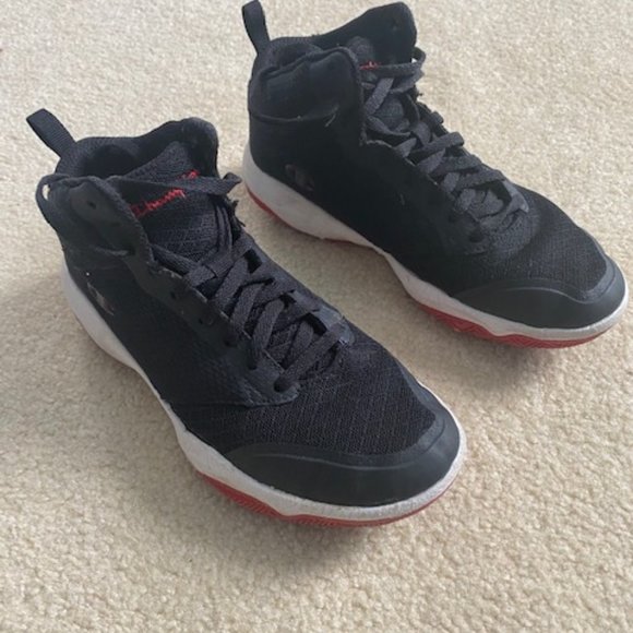 Boys Gently Used Sneakers - Picture 1 of 3